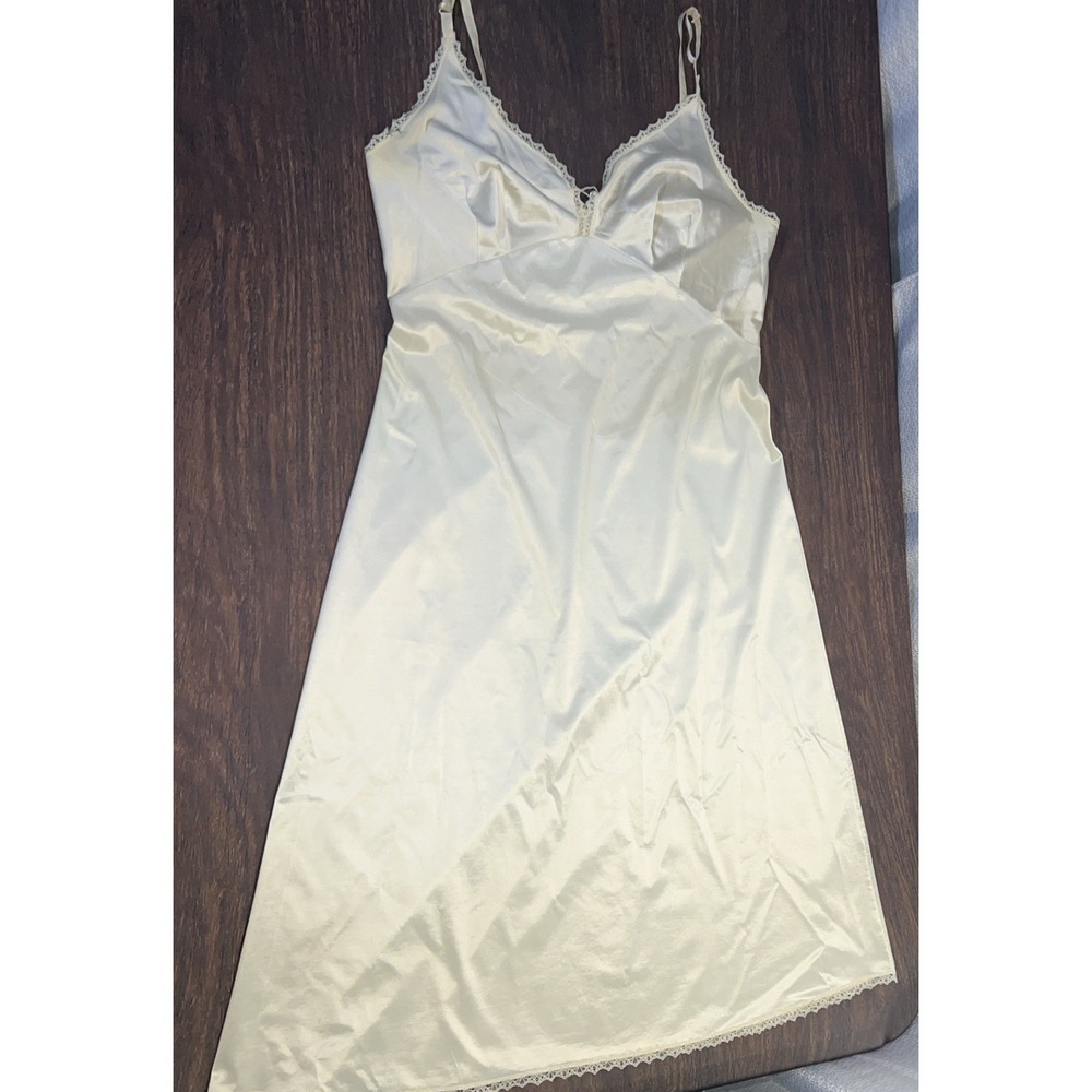Vintage Vanity Fair Lace Trim Full Slip Ivory Womens Size 34 L Dupont Nylon